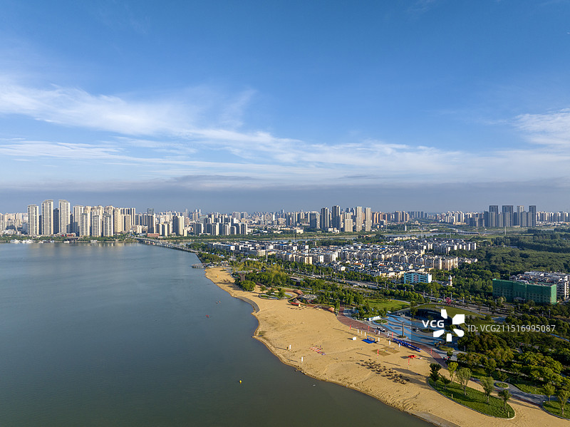 航拍襄阳汉江鱼梁洲快乐水岸阳光沙滩城市风光图片素材