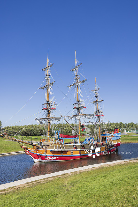 停靠在水面上的帆船图片素材