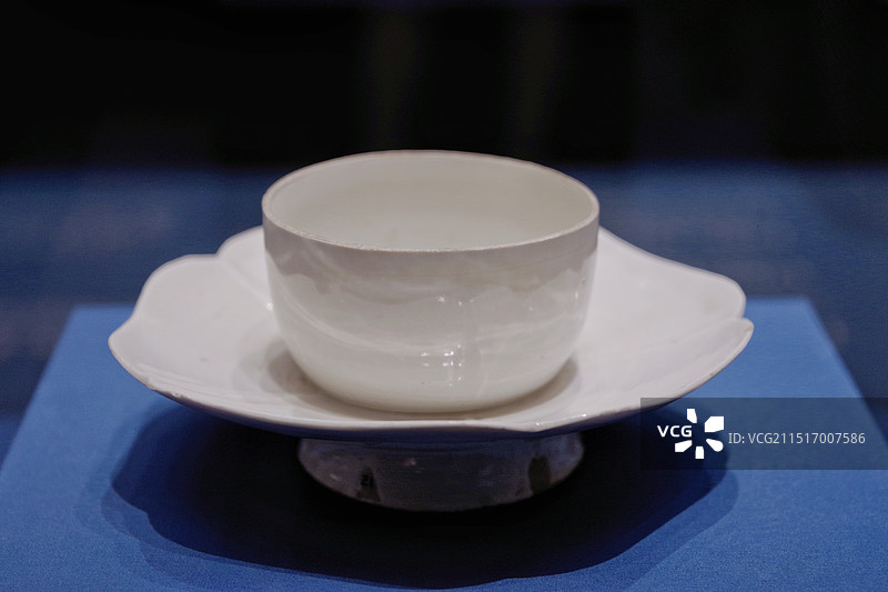 定窑白釉“官”款花式盏托 北宋太平兴国二年 定州博物馆藏 摄于吴文化博物馆“定州-九州咽喉”特展图片素材