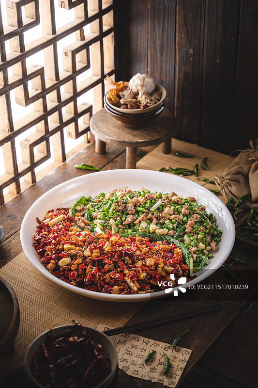 怀旧传统中式风格盐帮菜自贡菜川菜馆子菜品美食摄影怀旧木桌上的双椒兔图片素材