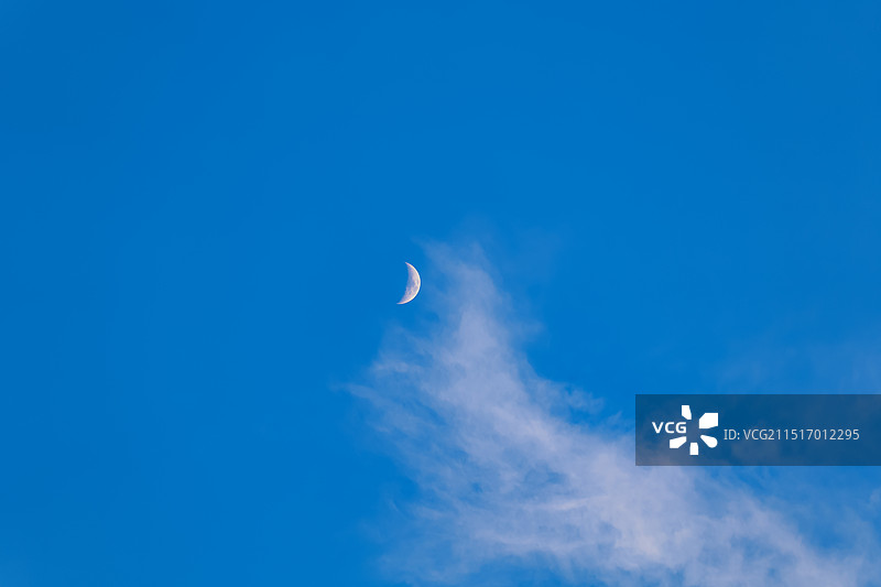 蓝天中月亮的低角度视图图片素材