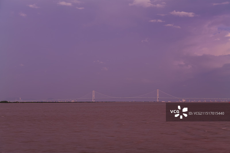 多云的天空映衬下的深中通道海上大桥图片素材