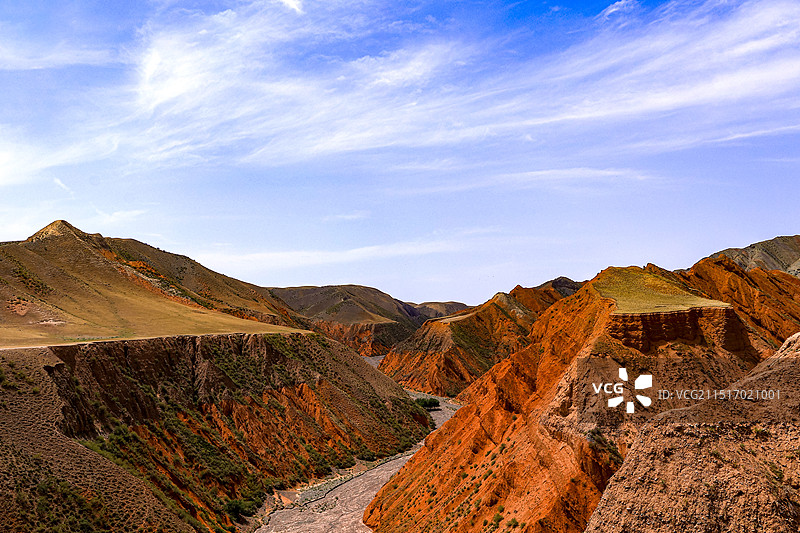 新疆呼图壁县齐古大桥的青山白云丹霞高山风光图片素材