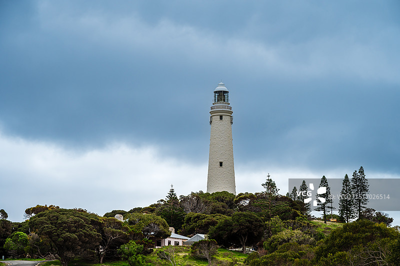 白色的灯塔，拍摄于澳大利亚珀斯罗特尼斯岛图片素材
