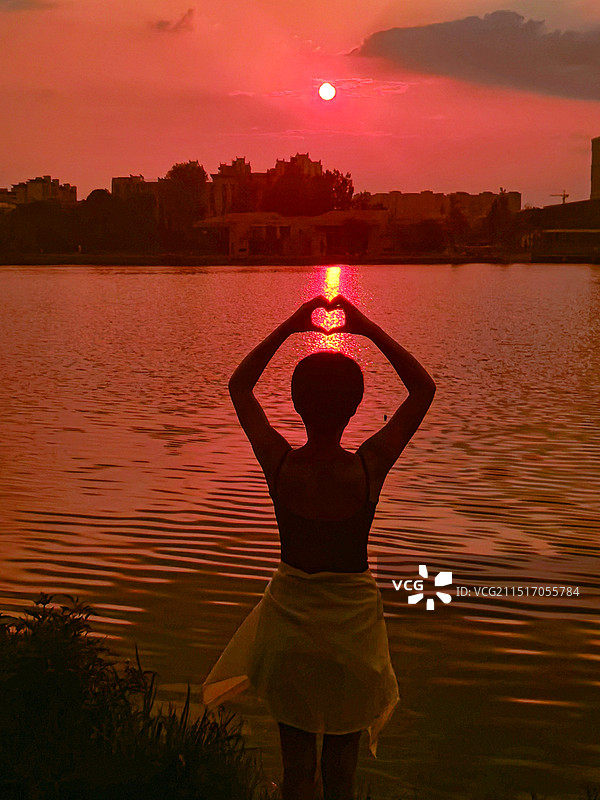 夕阳下的少女图片素材