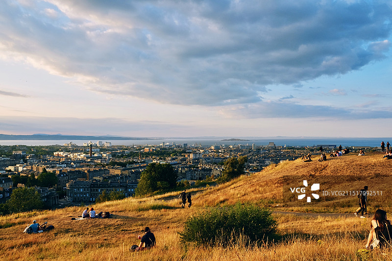 日落时英国爱丁堡卡尔顿山上的城市景观的高角度俯瞰图片素材