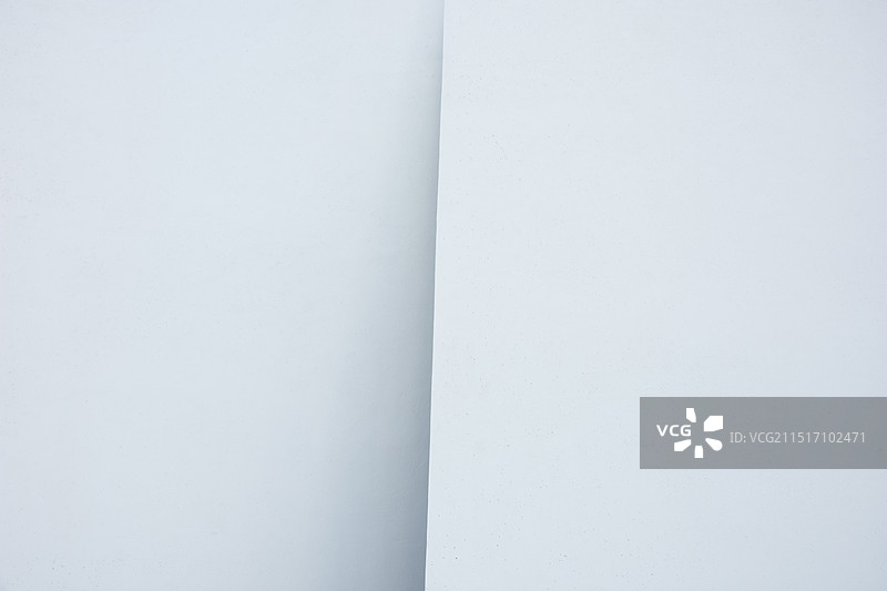 纯色抽象几何形状背景（黑白配色、蓝天白云）图片素材