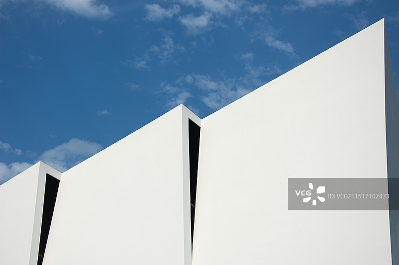 纯色抽象几何形状背景（黑白配色、蓝天白云）图片素材