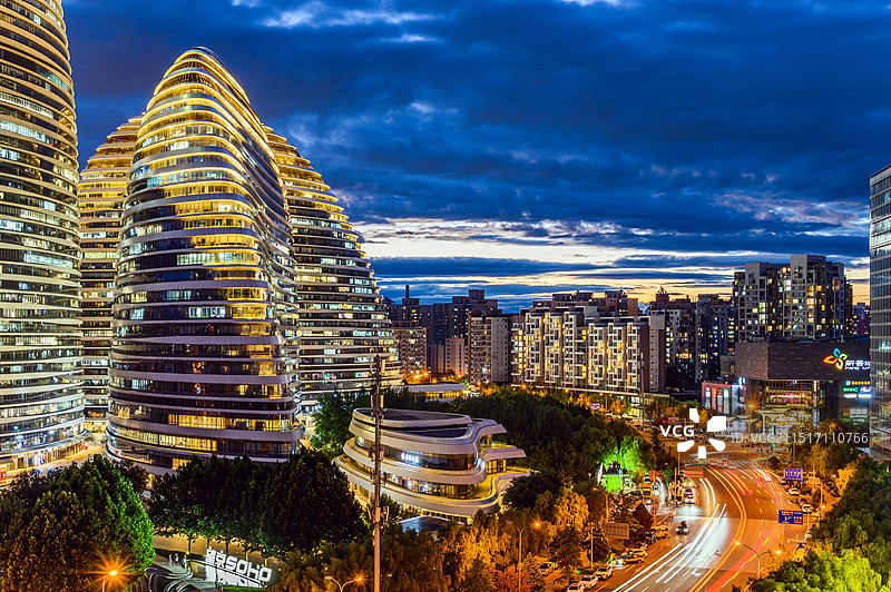 北京望京CBD傍晚晚霞办公楼灯火通明图片素材