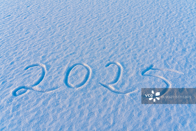 雪地上手写的2025年图片素材