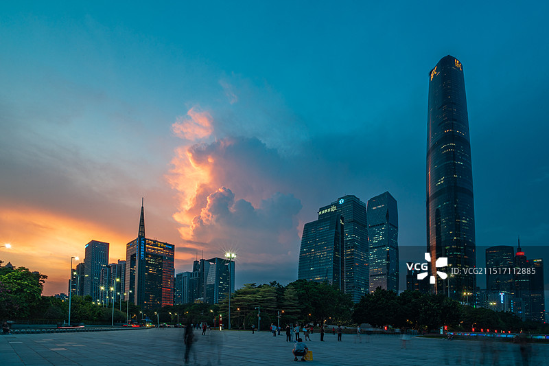 珠江新城花城广场蓝调时刻图片素材