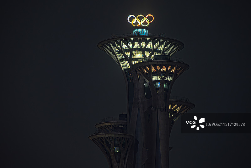 夜幕下的奥林匹克森林公园塔图片素材