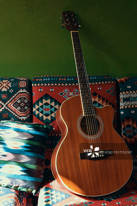 库车龟兹小巷咖啡店里的吉他图片素材