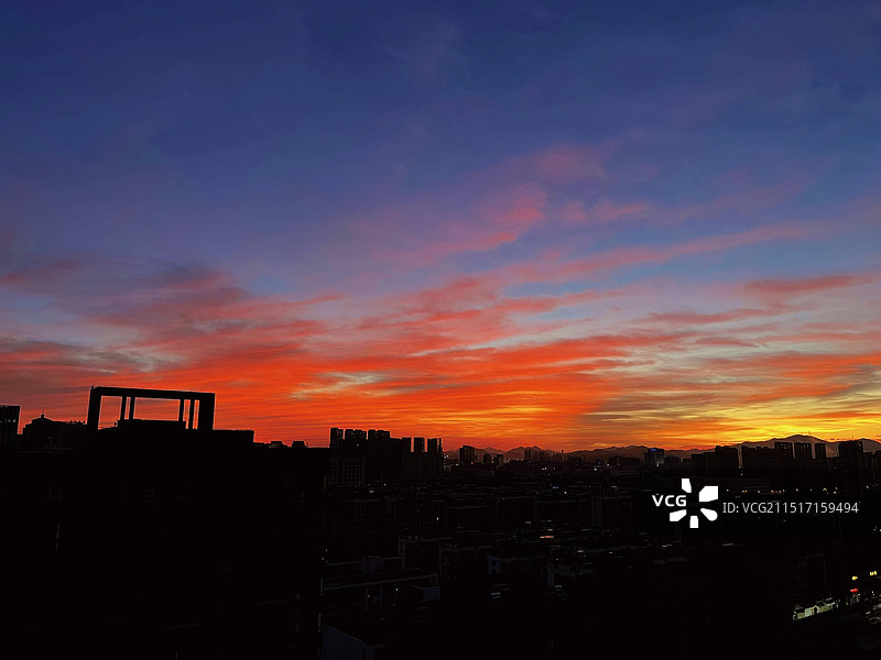 城市上空的火烧云图片素材