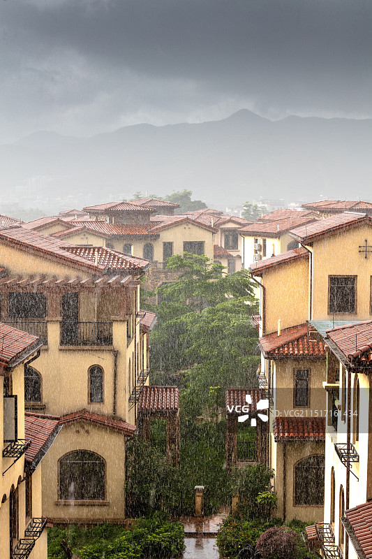 夏天暴雨天气和住宅图片素材