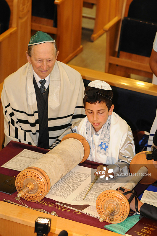 法国巴黎，犹太教堂成人礼仪式内部图片素材