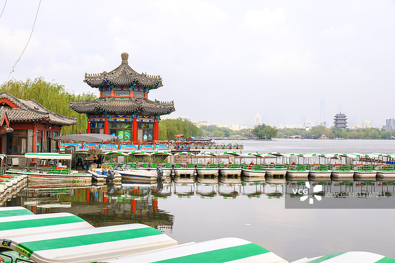 济南大明湖城市风光半城山色半城湖图片素材