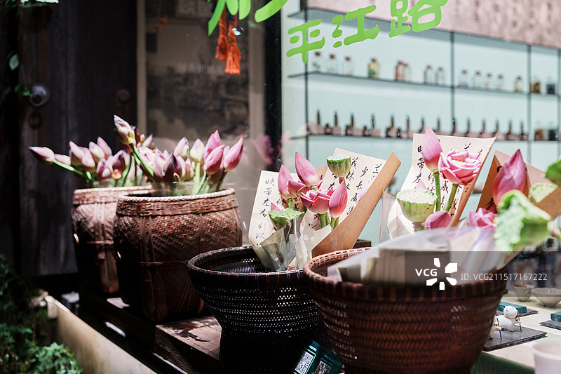 夜色荷花：荷香四溢的江南古镇老街 苏州平江路夜色图片素材