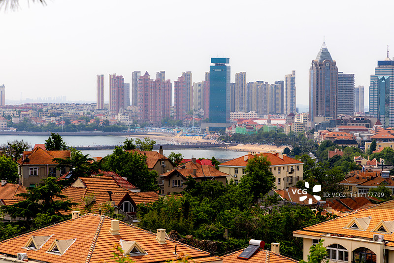 山东省青岛市晴空下城市风光与建筑图片素材