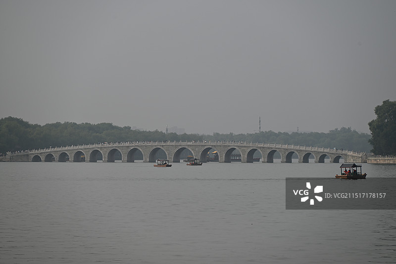 阴天里的颐和园十七孔桥图片素材