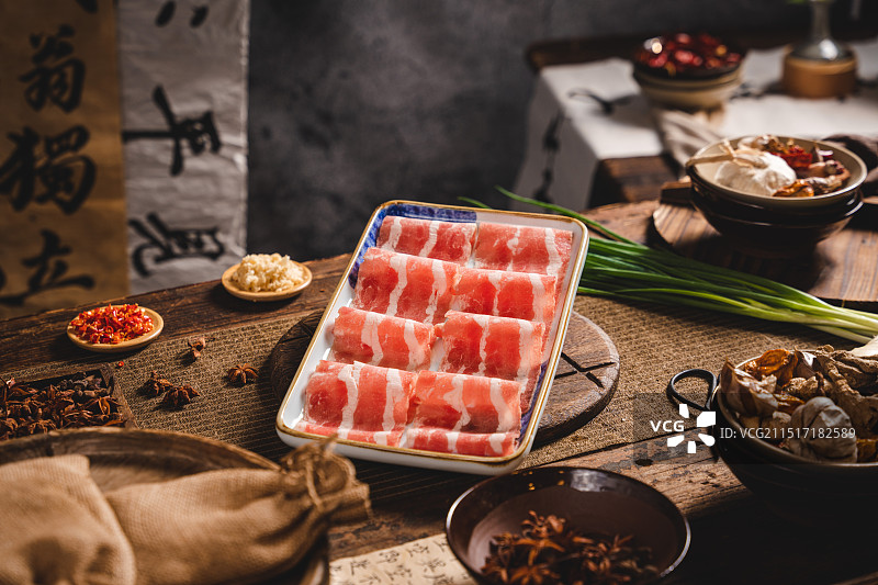 怀旧复古风格川菜江湖菜火锅菜品美食摄影肥牛图片素材