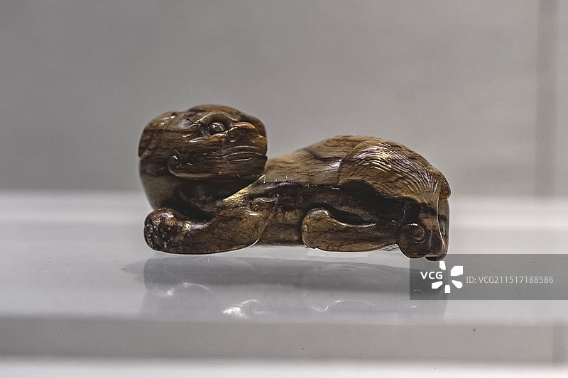 宋代黄玉卧兽图片素材