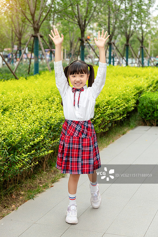 在户外玩耍的小学生图片素材