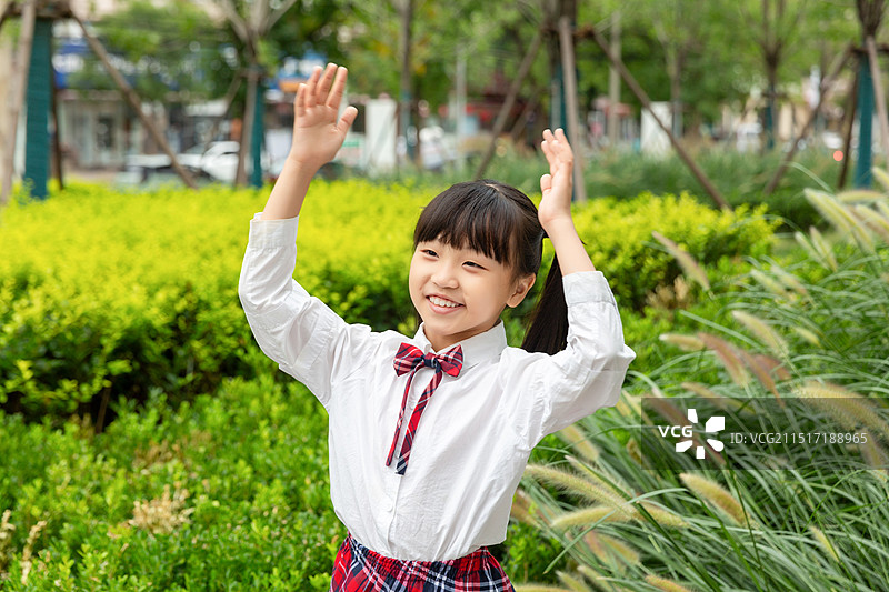 在户外玩耍的小学生图片素材