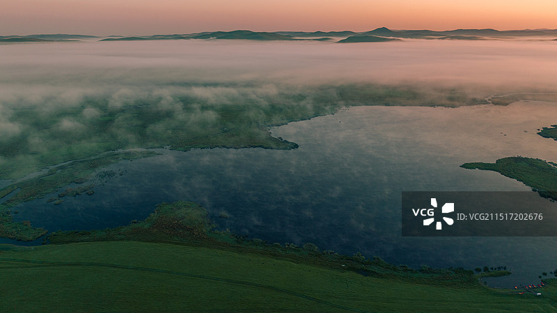 草原湖泊晨雾图片素材