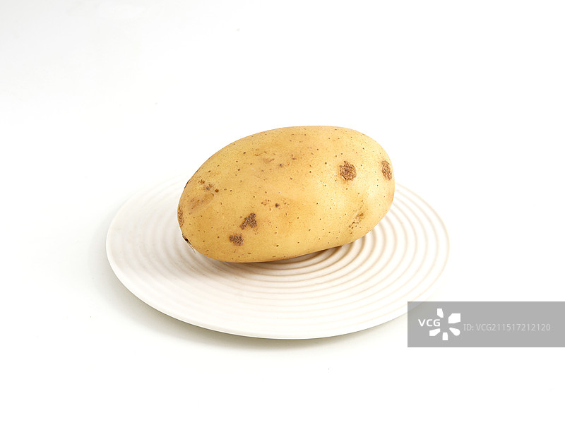 白色桌面盘子中的一个粮食土豆马铃薯图片素材