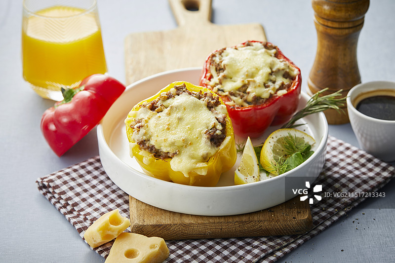 牛肉芝士焗彩椒和橙汁饮料图片素材