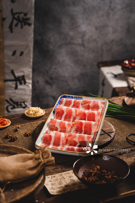 怀旧复古风格重庆老火锅四川火锅菜品美食摄影市井烟火气木桌上的肥牛图片素材
