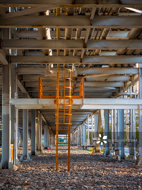 化工厂钢结构竖梯，楼梯图片素材
