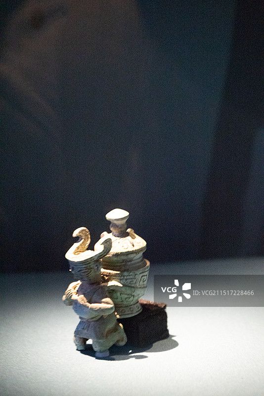 四川广汉三星堆商代背罍青铜人像，北京大运河博物馆图片素材