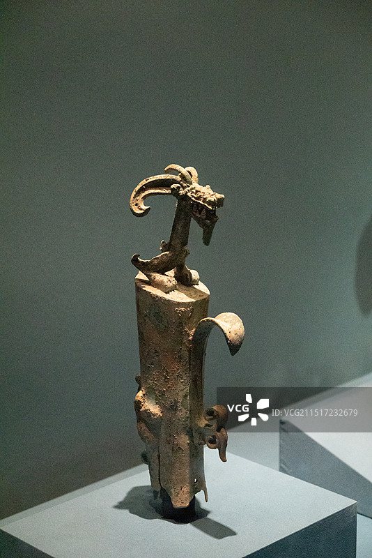 四川广汉三星堆商代铜爬龙柱形器，北京大运河博物馆图片素材