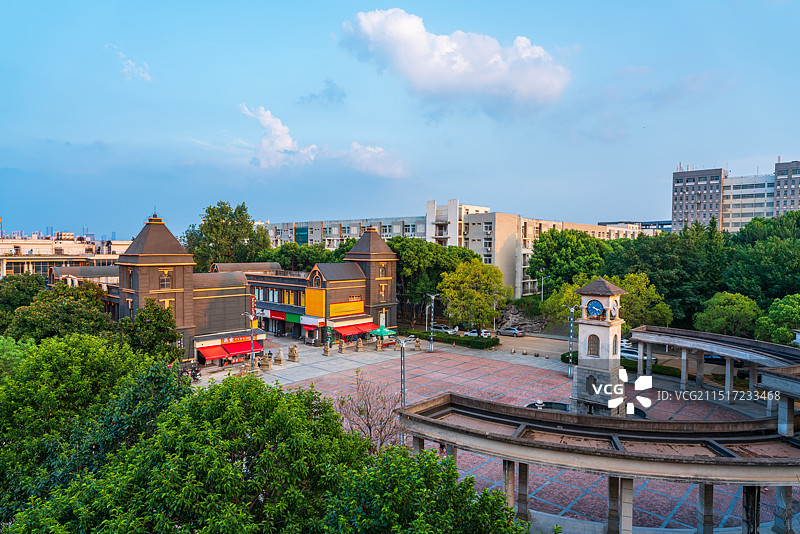 江西南昌江西财经大学麦庐园校区蓝天白云图片素材