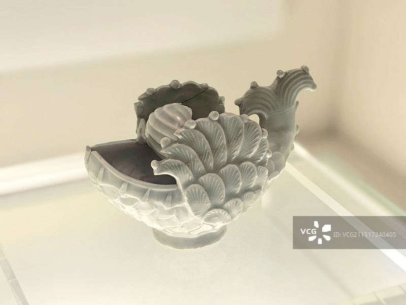 青瓷飞鱼形水盂图片素材