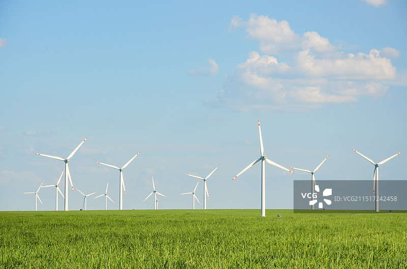呼伦贝尔大草原上的风电场图片素材