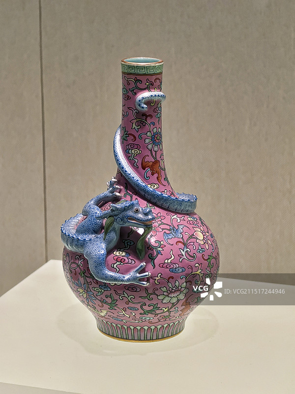 粉彩堆贴螭龙纹瓶图片素材