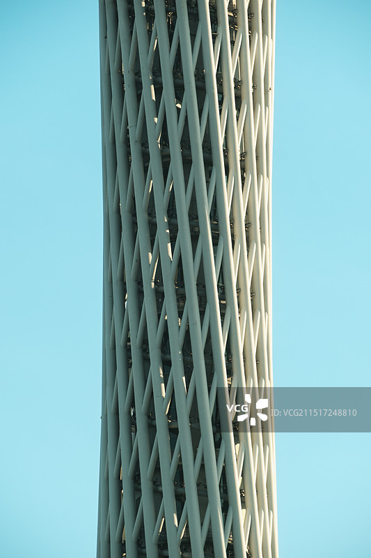 蓝天下现代建筑的特写（广州塔钢结构）图片素材