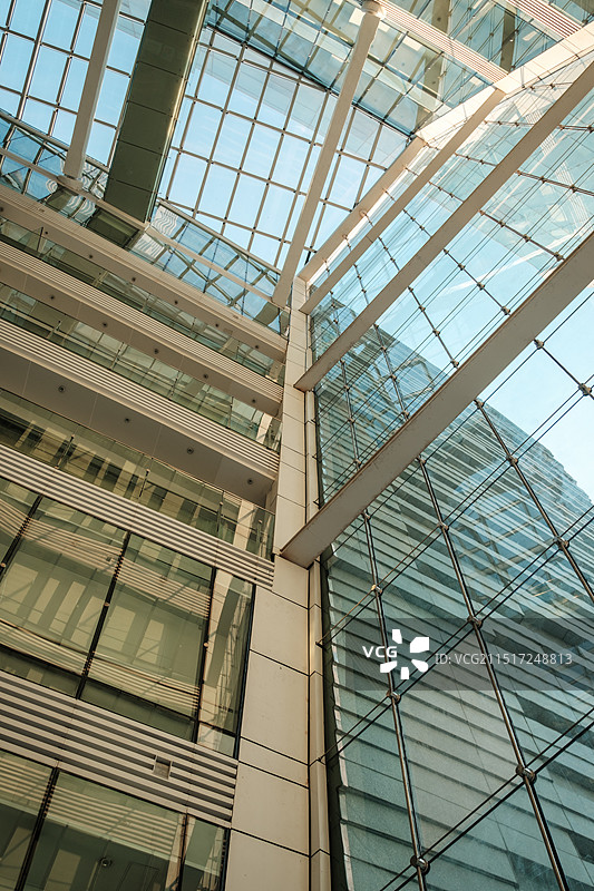 广州图书馆室内的玻璃幕墙和空调通风口图片素材