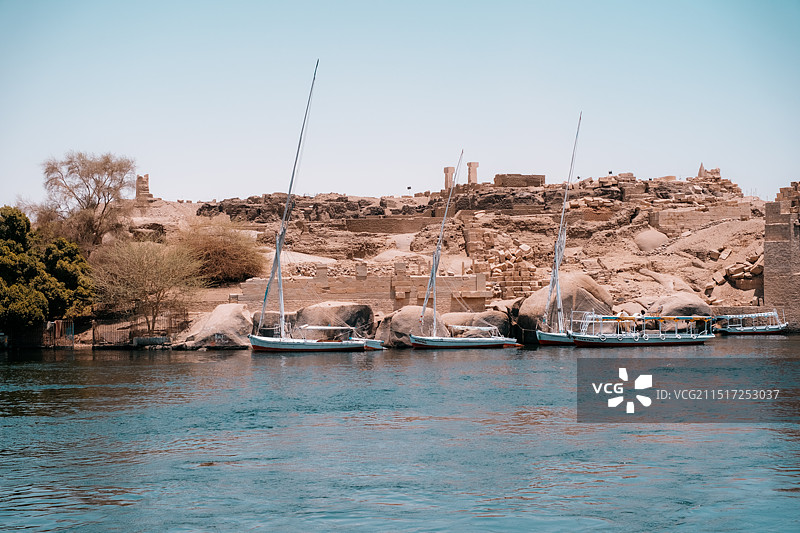 晴空映衬下的尼罗河上船只与遗迹全景图片素材