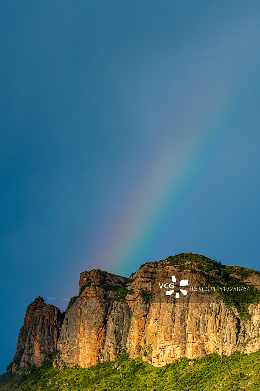 彩虹出现在郎木寺的山上图片素材