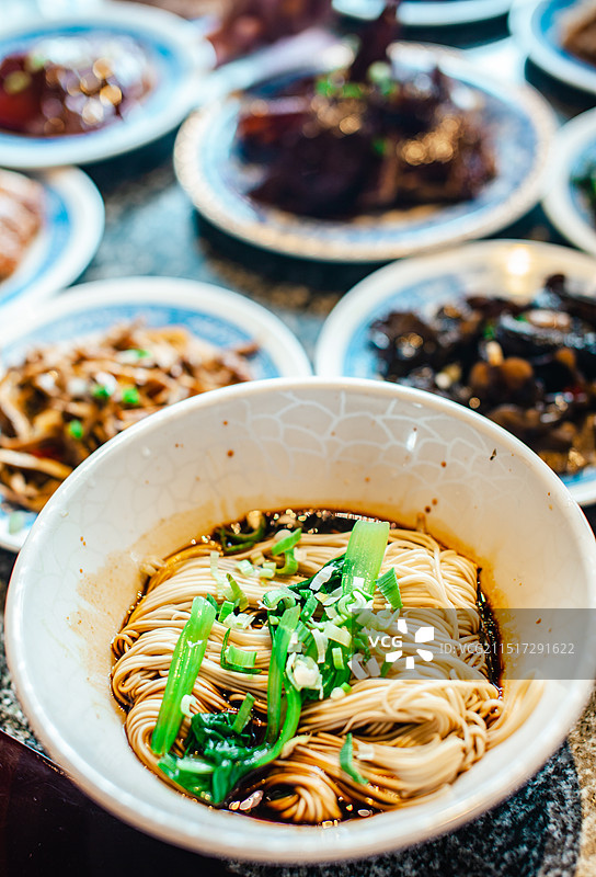 江南传统面点小吃，一碗苏式阳春面图片素材