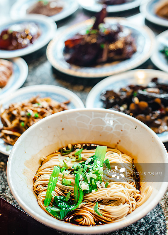 江南传统面点小吃，一碗苏式阳春面图片素材