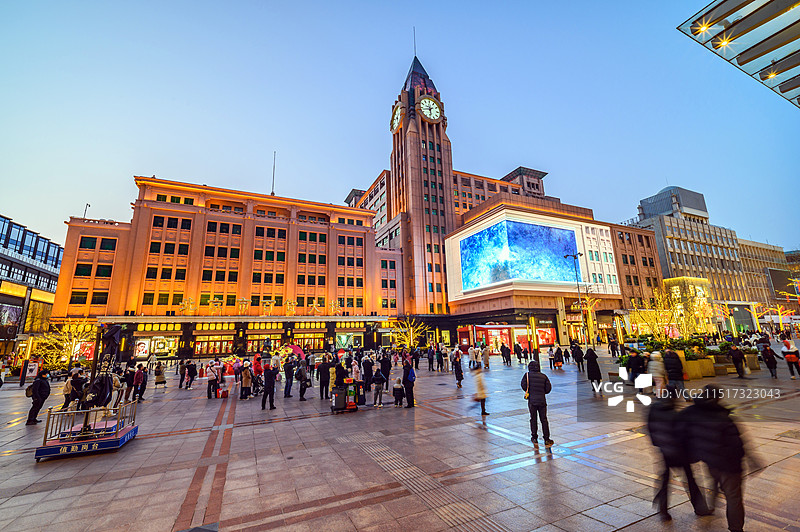 北京王府井大街春节傍晚购物逛街人流图片素材
