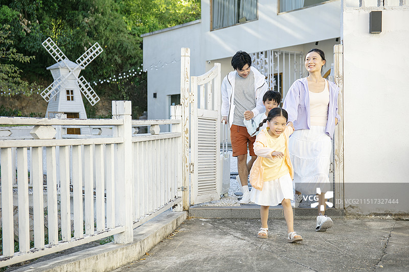 一家四口出发去旅游图片素材