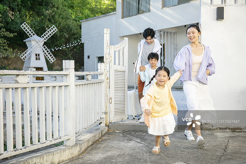 一家四口出发去旅游图片素材