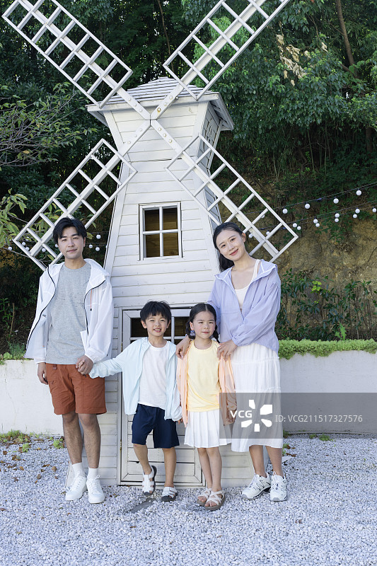 一家四口站在风车前图片素材