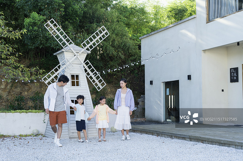 一家四口站在风车前图片素材
